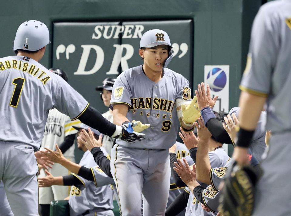 ５回、２ランを放った立石はナインに迎えられる（撮影・田中太一）