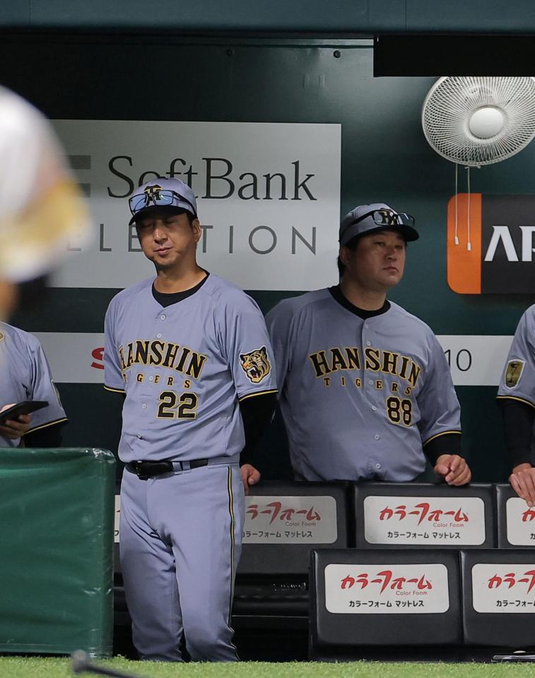ソフトバンクに大敗し、肩を落とす藤川監督（左）＝撮影・西田忠信