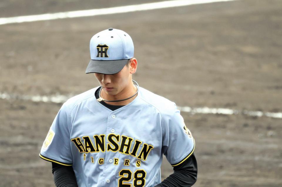 中村奨に２ランを浴び、４回途中で降板する今朝丸