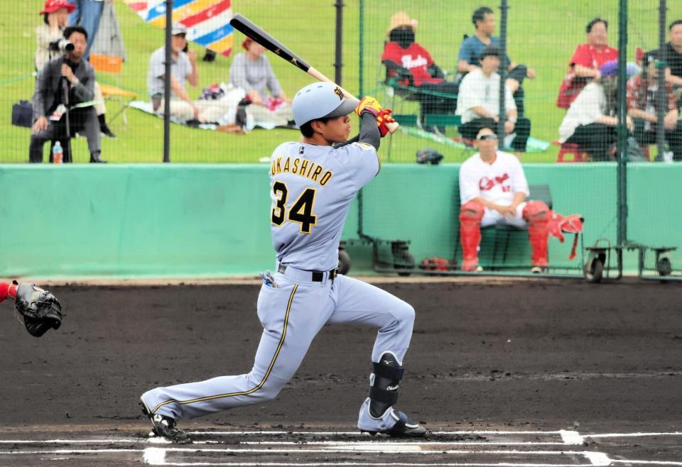 １回、右中間に三塁打を放つ岡城