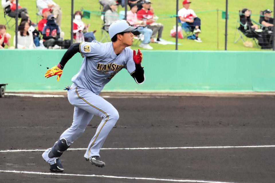 １回、右中間に三塁打を放つ岡城