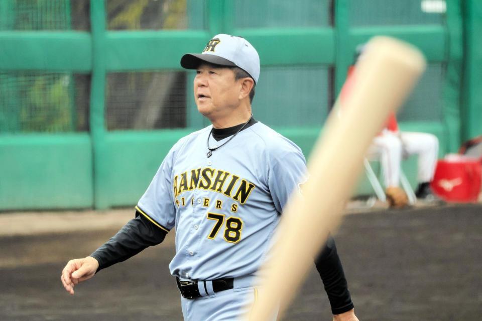 メンバー表交換を終えて、ベンチに戻る平田２軍監督