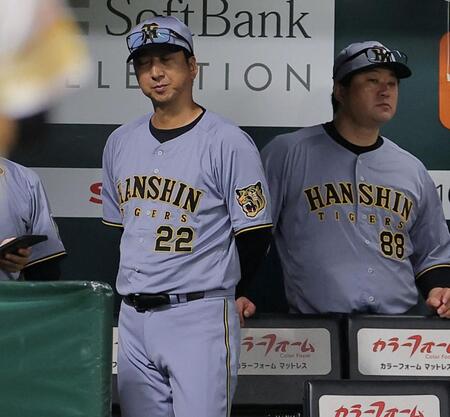 ソフトバンクに大敗し、肩を落とす藤川監督（左）＝撮影・西田忠信