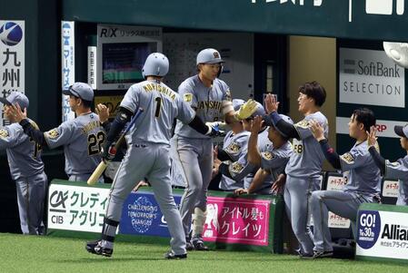 ５回、２ランを放ちナインに迎えられる立石（撮影・山口登）