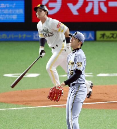 　１回、ソフトバンク・栗原に先制２ランを許す才木（撮影・山口登）