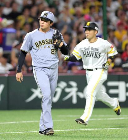 　５回、近藤（右）に２ランを浴びた椎葉（撮影・西田忠信）