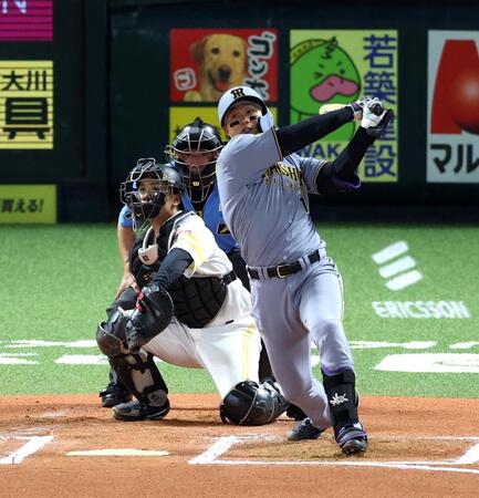 ６回、ソロを放つ森下（捕手・海野）＝撮影・山口登