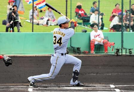 １回、右中間に三塁打を放つ岡城