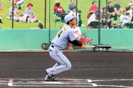 １回、右中間に三塁打を放つ岡城