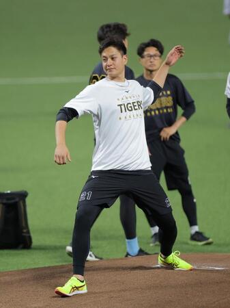マウンドを確認する大竹（撮影・西田忠信）