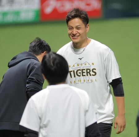 ソフトバンクのスタッフに笑顔であいさつする大竹（撮影・西田忠信）
