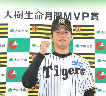 ５月度「大樹生命月間ＭＶＰ賞」を受賞した阪神・高橋遥人＝甲子園（撮影・西田忠信）