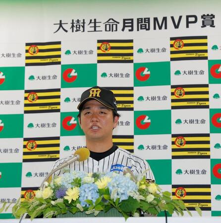５月度「大樹生命月間ＭＶＰ賞」を受賞し会見する阪神・高橋遥人＝甲子園（撮影・西田忠信）