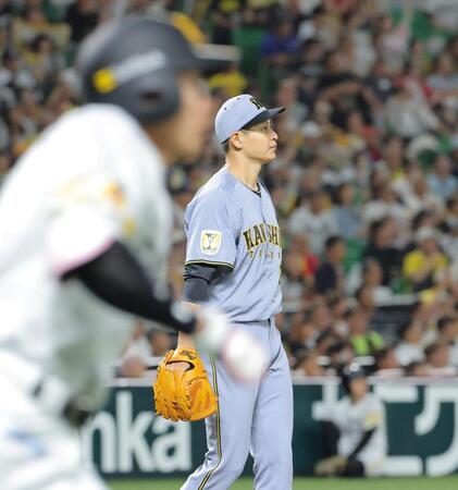 ４回、柳田（手前）にソロを浴びた大竹（撮影・西田忠信）