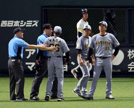 ７回、リプレイ検証のリクエストに意義を申し立て藤川監督は退場になる（撮影・山口登）