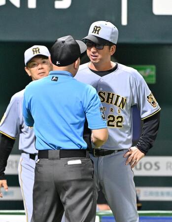 ７回、熊谷の二盗失敗からリプレー検証が行われるも判定は変わらず、審判に詰め寄る藤川監督