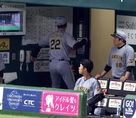 ７回、退場になった藤川監督はベンチのホワイトボードを殴打する（撮影・山口登）
