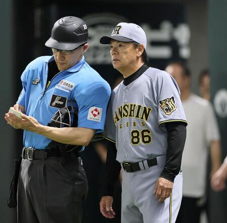 ７回、投手交代を告げる和田豊ヘッドコーチ（撮影・田中太一）
