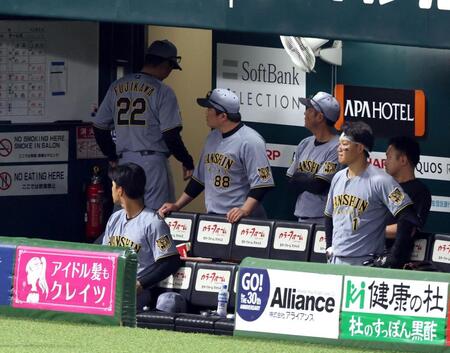 ７回、退場となった藤川監督はベンチを後にする（撮影・山口登）