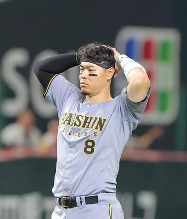 ８回の攻撃が無得点に終わり、頭を抱える佐藤輝（撮影・西田忠信）