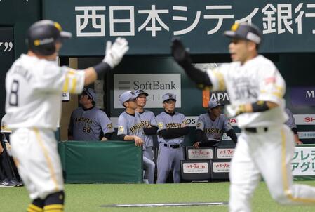 ７回、近藤（手前右）に２ランを許し、ベンチで厳しい表情の和田ヘッドコーチら首脳陣（撮影・西田忠信）