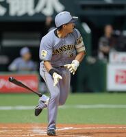 ５回、２ランを放つ立石（撮影・西田忠信）