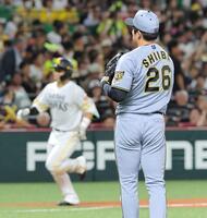 　４回、野村勇（左）にソロを浴びた椎葉（撮影・西田忠信）