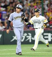 　５回、近藤（右）に２ランを浴びた椎葉（撮影・西田忠信）