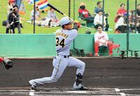 １回、右中間に三塁打を放つ岡城