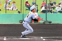 １回、右中間に三塁打を放つ岡城