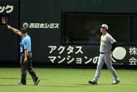 ７回、リプレイ検証のリクエストに意義を申し立て藤川監督は退場になる（撮影・山口登）