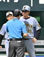 ７回、熊谷の二盗失敗からリプレー検証が行われるも判定は変わらず、審判に詰め寄る藤川監督