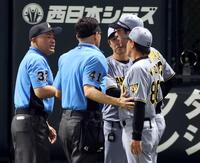 ７回阪神、リプレー検証のリクエストに意義を申し立て藤川監督は退場になり審判団に詰め寄る（撮影・山口登）