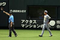 ７回、リプレー検証のリクエストに意義を申し立て藤川監督は退場になる（撮影・山口登）