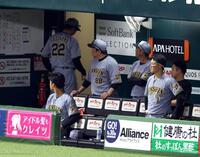 ７回、退場となった藤川監督はベンチを後にする（撮影・山口登）