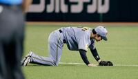 ４回、庄子のゴロを適時失策した阪神の二塁手中野