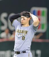 ８回の攻撃が無得点に終わり、頭を抱える佐藤輝（撮影・西田忠信）