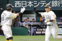 ７回、近藤（手前右）に２ランを許し、ベンチで厳しい表情の和田ヘッドコーチら首脳陣（撮影・西田忠信）