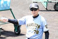 試合前練習を見守る平田２軍監督