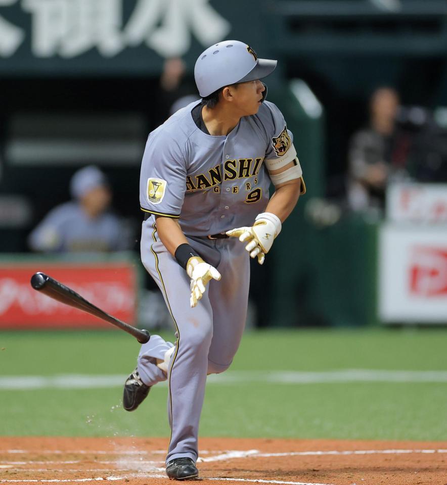 ５回、２ランを放つ立石（撮影・西田忠信）