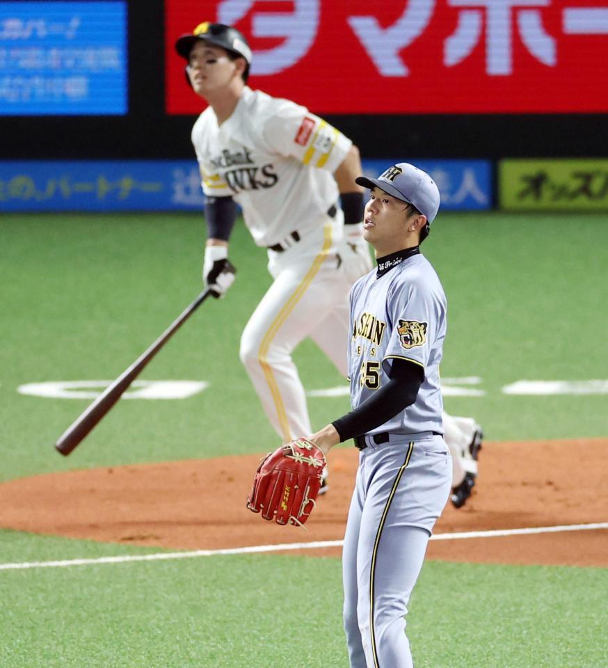 　１回、ソフトバンク・栗原に先制２ランを許す才木（撮影・山口登）