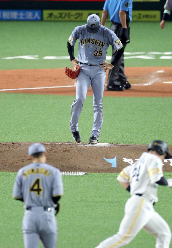 　３回、栗原に２ランを許しガックリと肩を落とす才木（撮影・山口登）