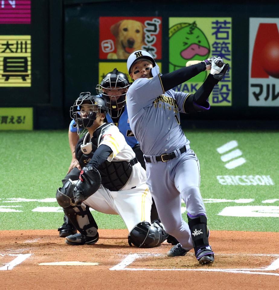 ６回、ソロを放つ森下（捕手・海野）＝撮影・山口登