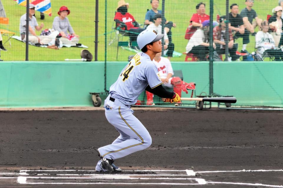 １回、右中間に三塁打を放つ岡城