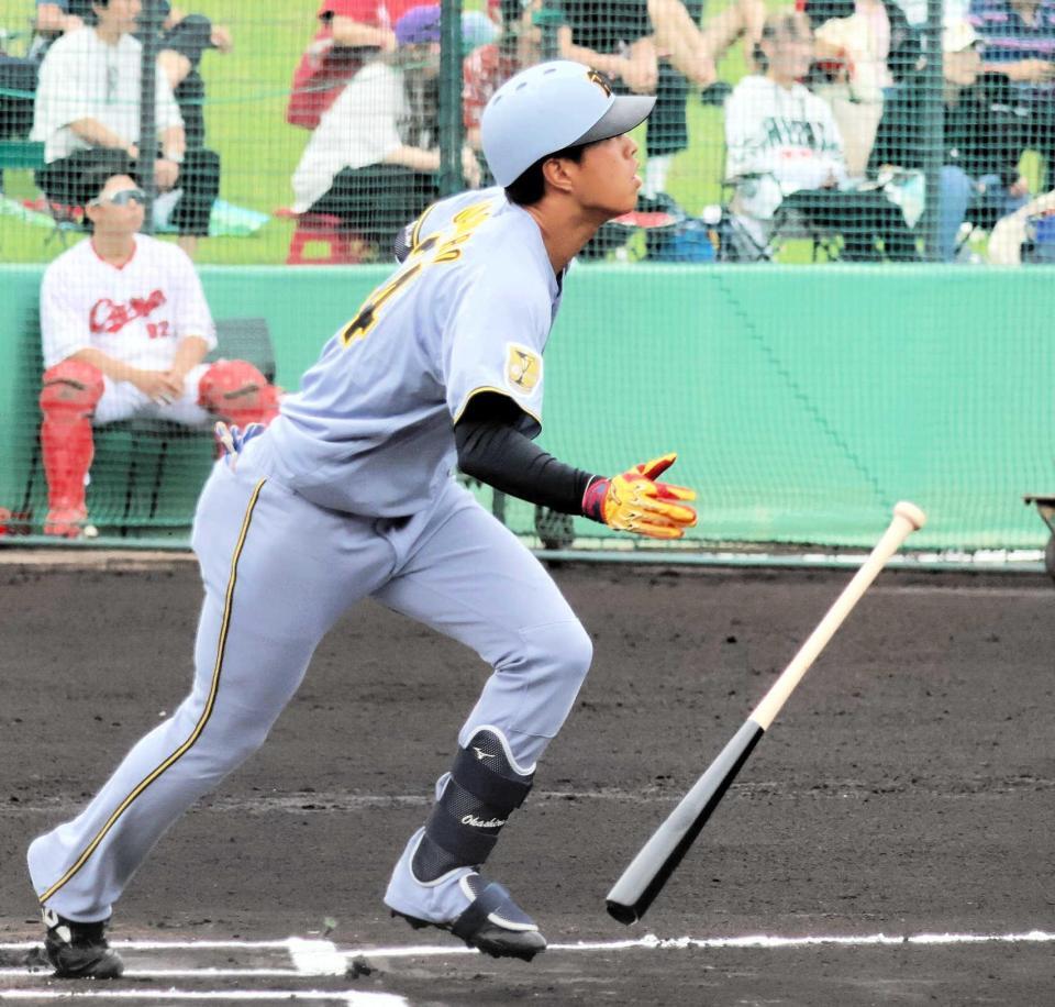 　１回、右中間三塁打を放つ岡城（撮影・藤丸紘生）