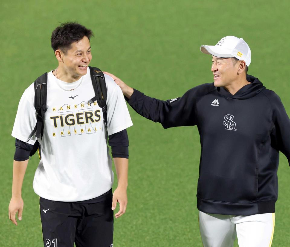 　倉野コーチ（右）から声を掛けられ笑顔を見せる大竹（撮影・山口登）