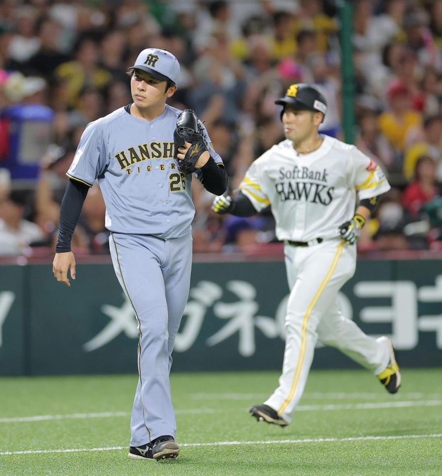 ５回、近藤（右）に２ランを浴びた椎葉＝９日
