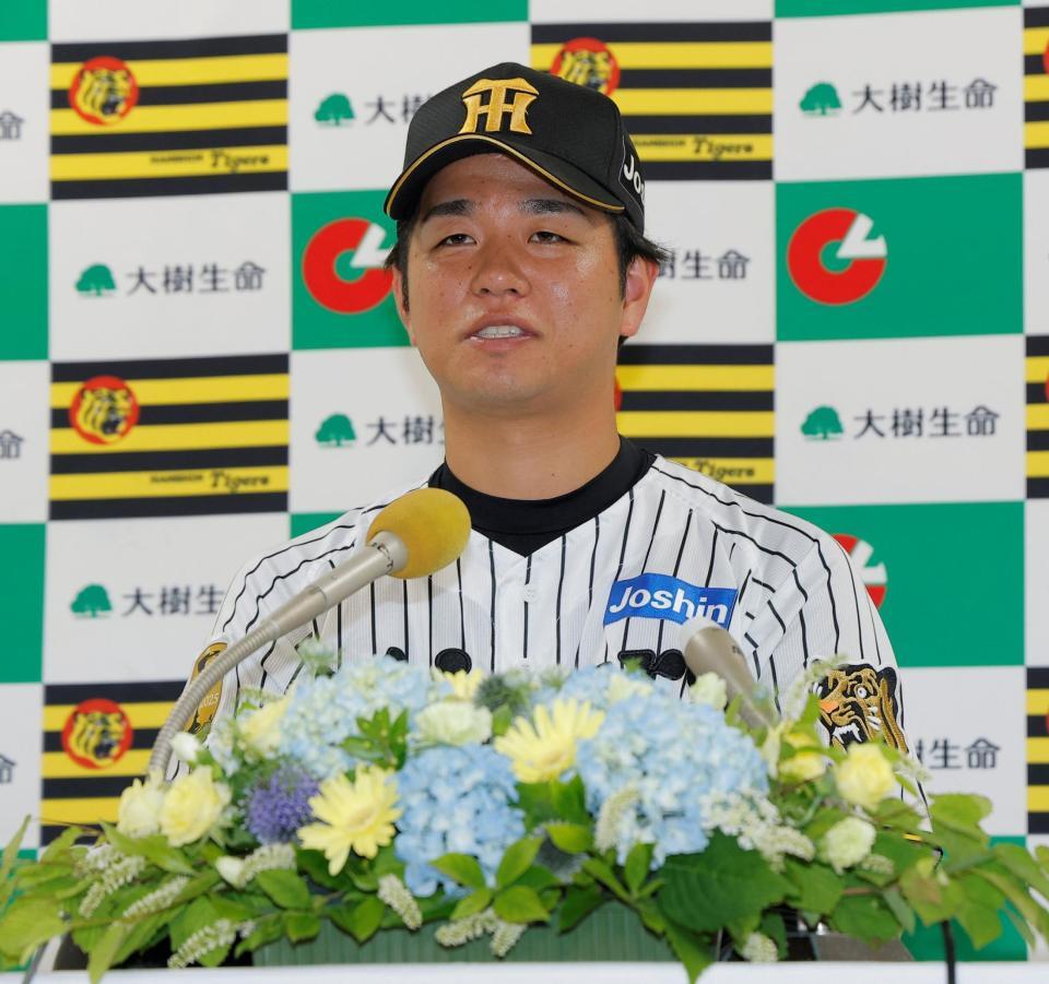 ５月度「大樹生命月間ＭＶＰ賞」を受賞し会見する阪神・高橋遥人＝甲子園（撮影・西田忠信）