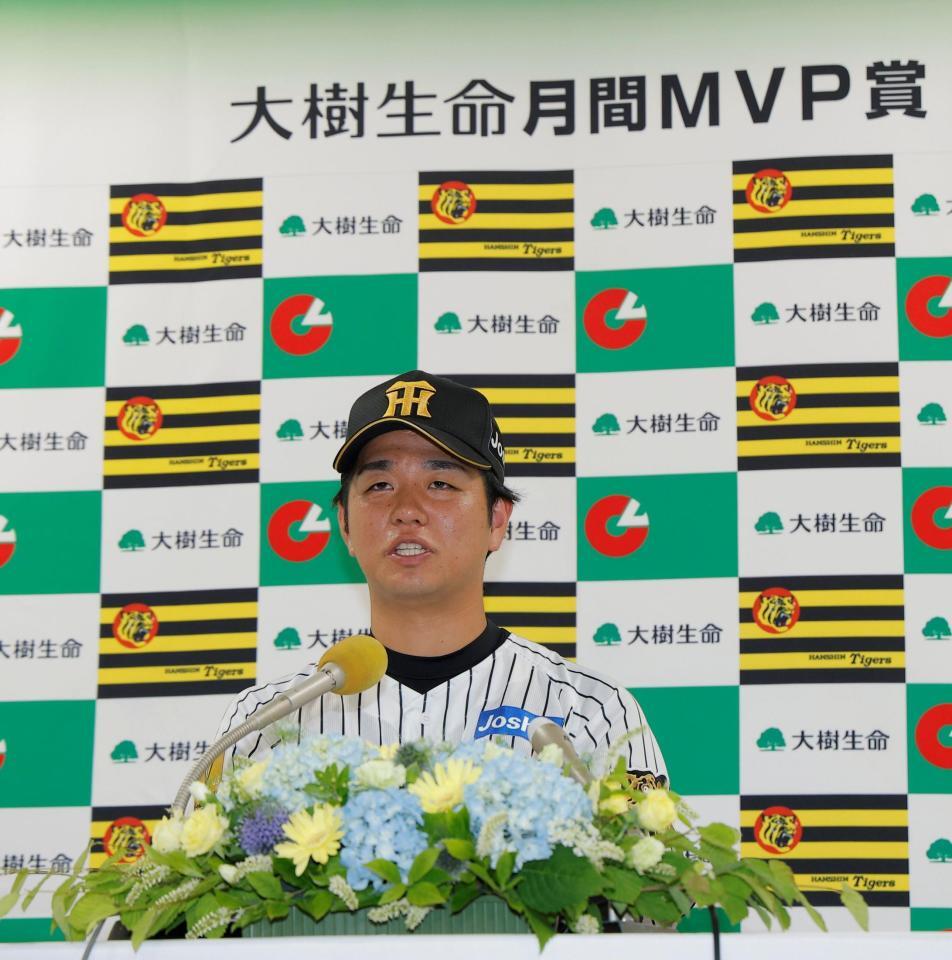 ５月度「大樹生命月間ＭＶＰ賞」を受賞し会見する阪神・高橋遥人＝甲子園（撮影・西田忠信）