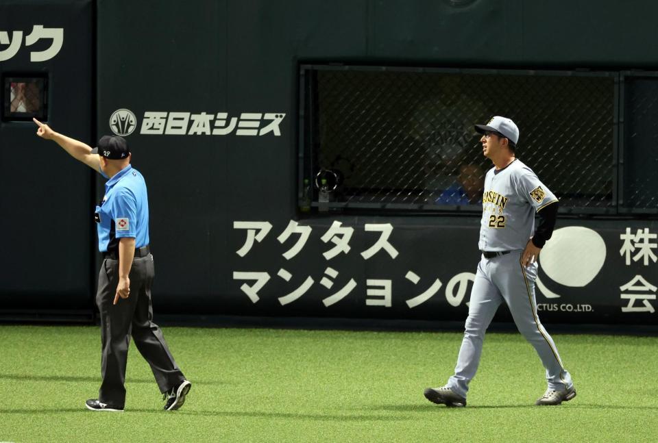 ７回、リプレイ検証のリクエストに意義を申し立て藤川監督は退場になる（撮影・山口登）